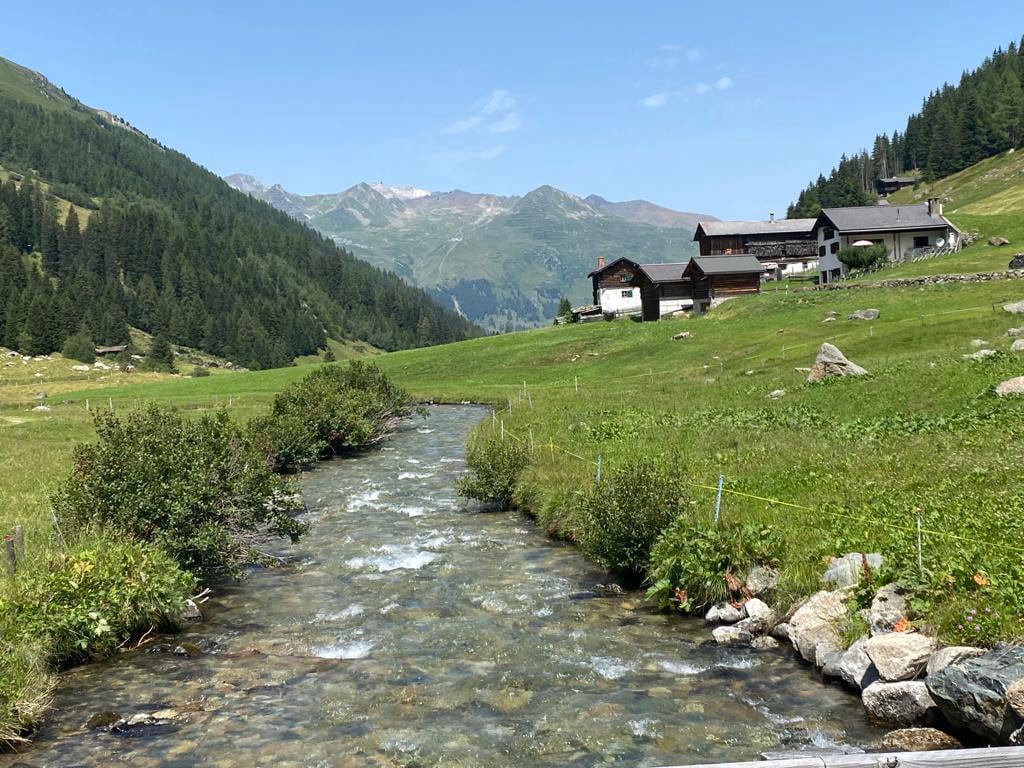 fluss und hütten