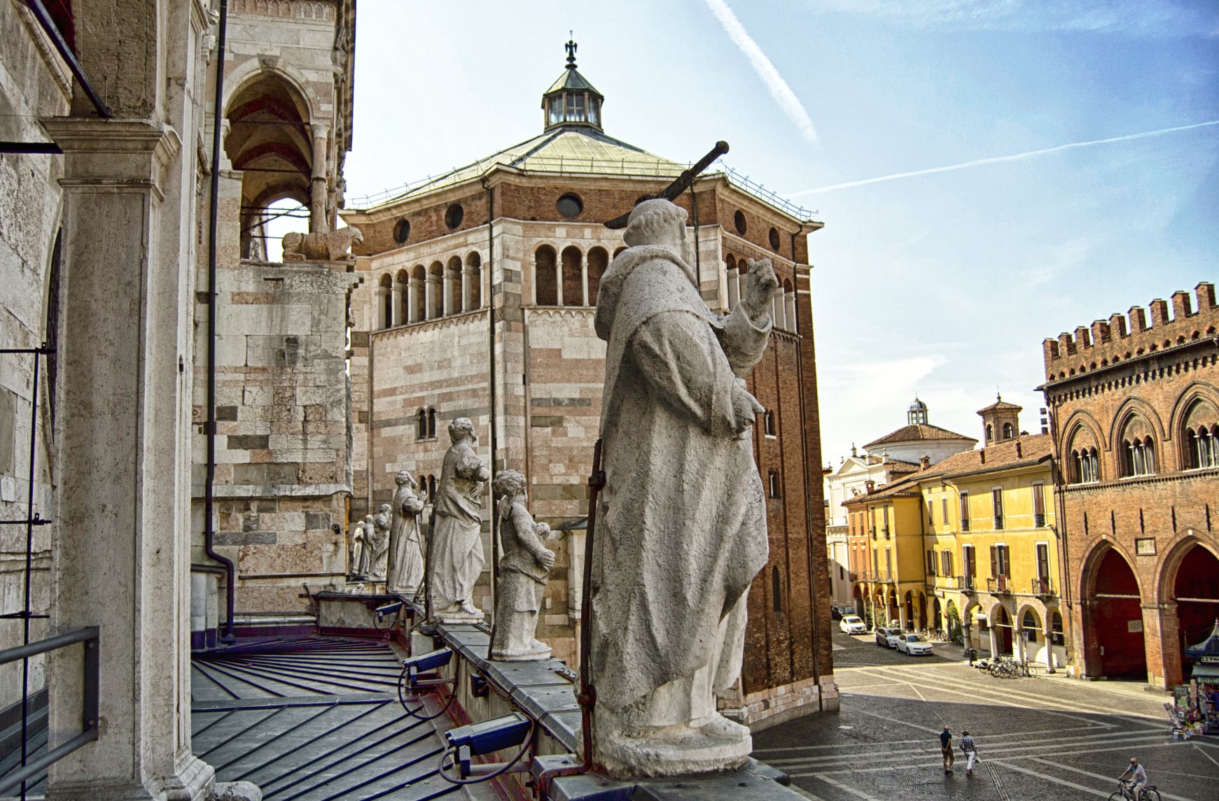 statue