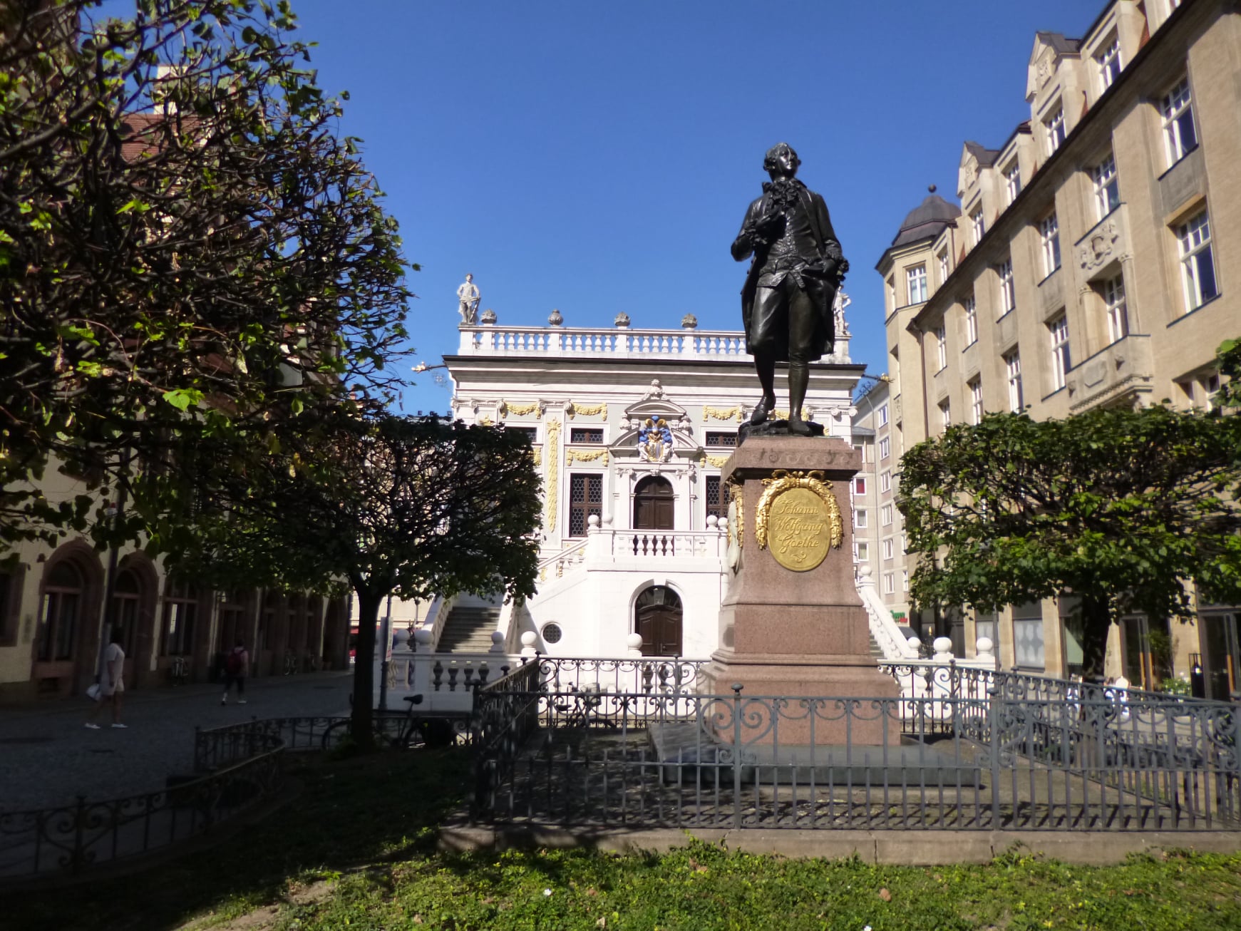 statue