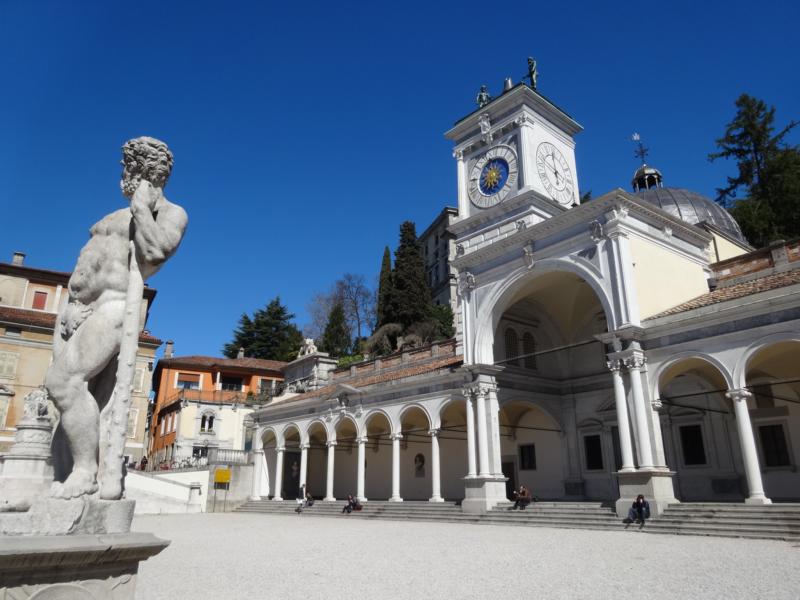 statue